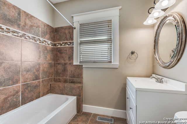 Image 13 of 15 For 330 Gramercy Pl W