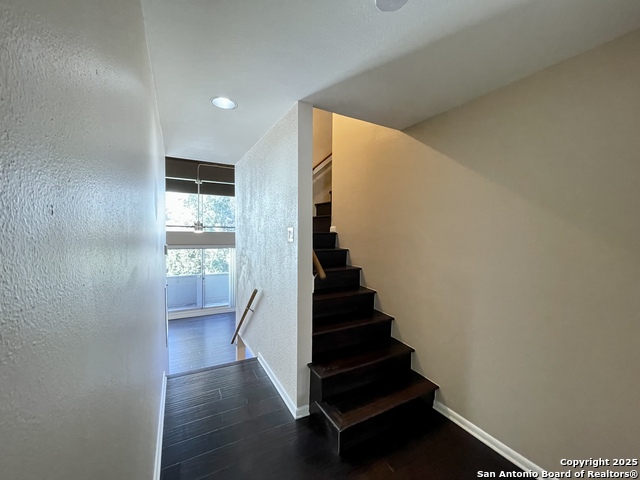 Listing photo id 11 for 3103 Eisenhauer J3