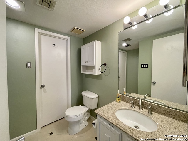 Listing photo id 13 for 3103 Eisenhauer J3