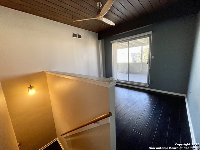 Listing photo id 20 for 3103 Eisenhauer J3
