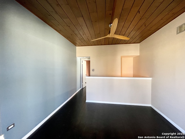 Listing photo id 21 for 3103 Eisenhauer J3