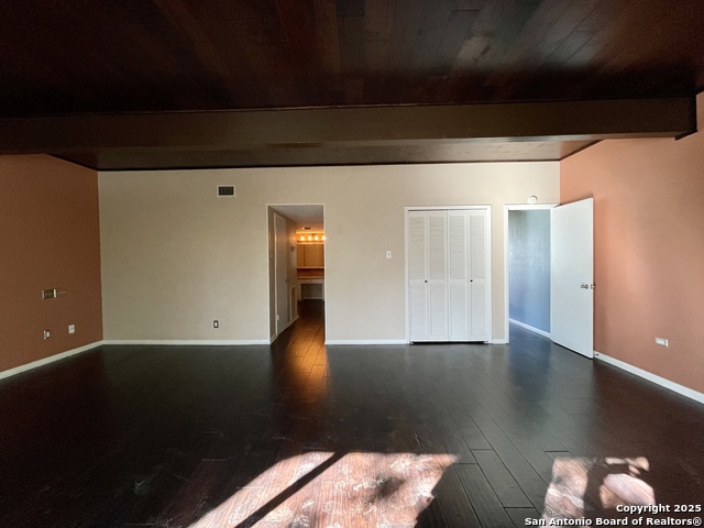 Listing photo id 25 for 3103 Eisenhauer J3