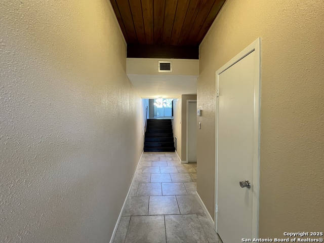 Listing photo id 1 for 3103 Eisenhauer J3
