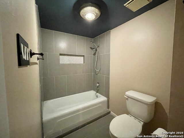 Listing photo id 33 for 3103 Eisenhauer J3