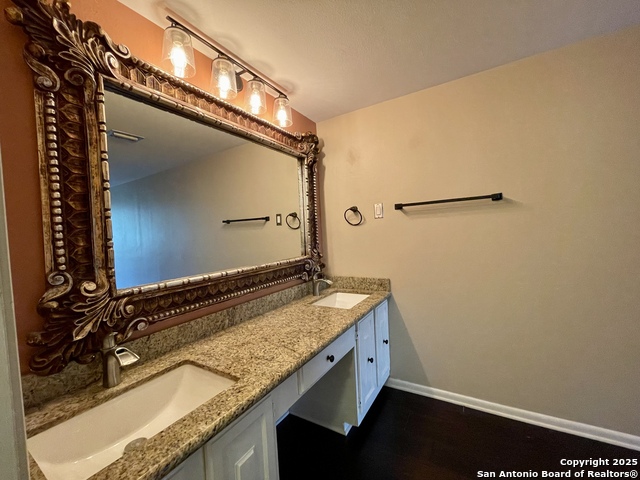 Listing photo id 34 for 3103 Eisenhauer J3