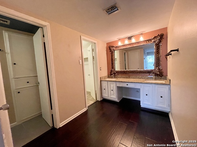 Listing photo id 35 for 3103 Eisenhauer J3