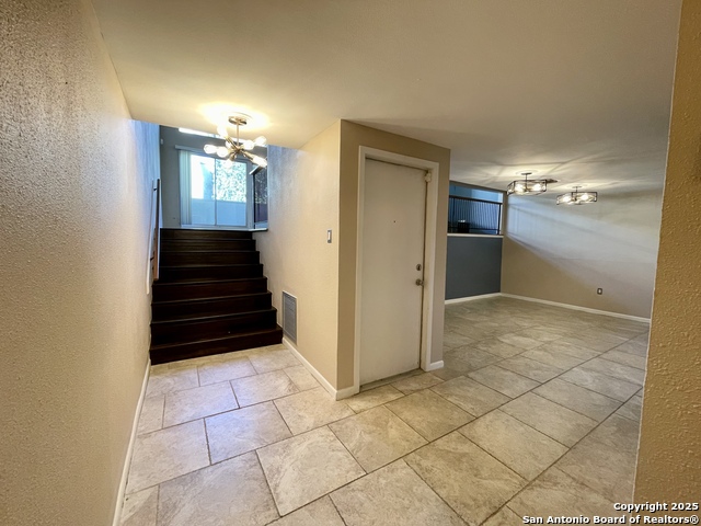 Listing photo id 2 for 3103 Eisenhauer J3