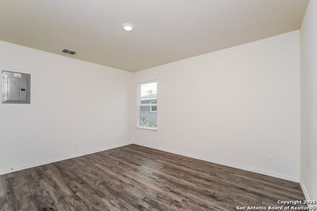 Listing photo id 8 for 527 Elley