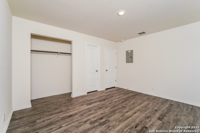 Listing photo id 9 for 527 Elley