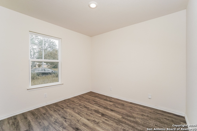 Listing photo id 12 for 527 Elley