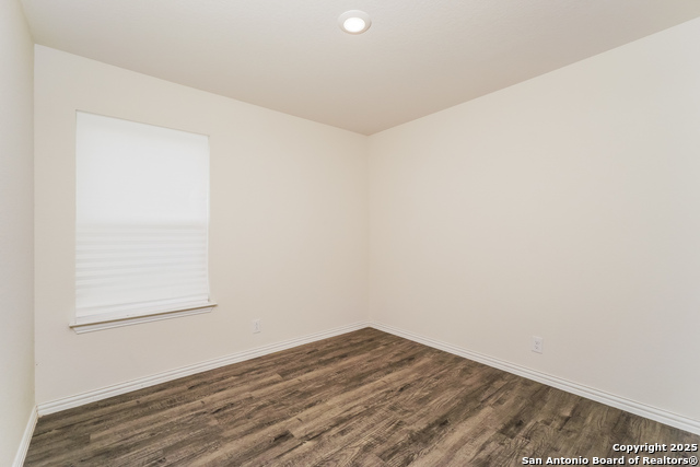 Listing photo id 13 for 527 Elley