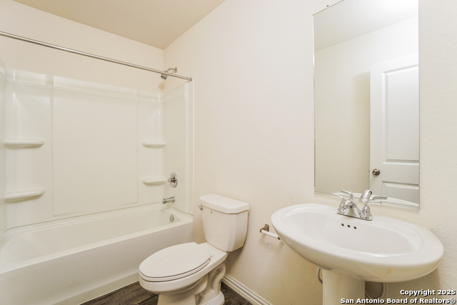 Listing photo id 14 for 527 Elley