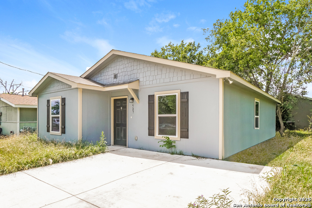 Listing photo id 0 for 527 Elley