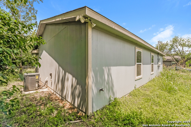 Listing photo id 18 for 527 Elley