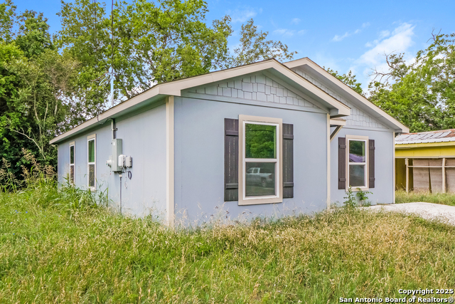 Listing photo id 1 for 527 Elley