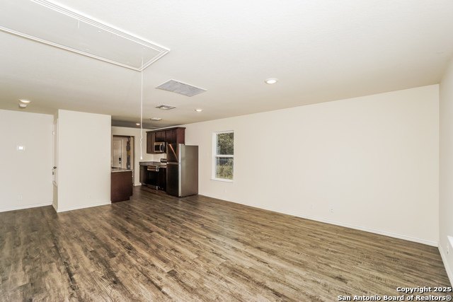 Listing photo id 2 for 527 Elley