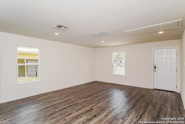Listing photo id 4 for 527 Elley