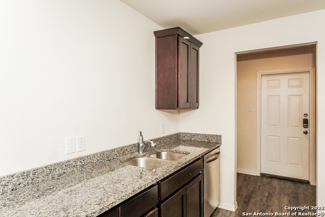 Listing photo id 5 for 527 Elley