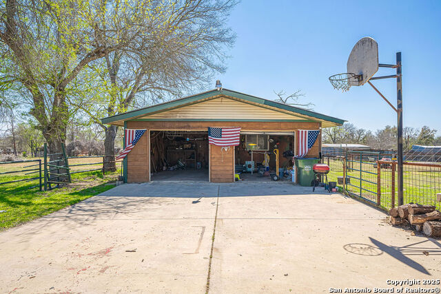 Listing photo id 10 for 10544 Macaway