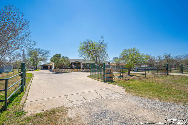 Listing photo id 1 for 10544 Macaway