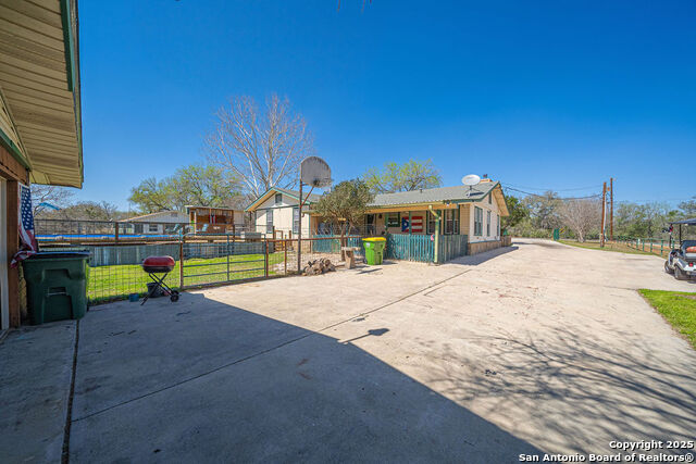 Listing photo id 3 for 10544 Macaway