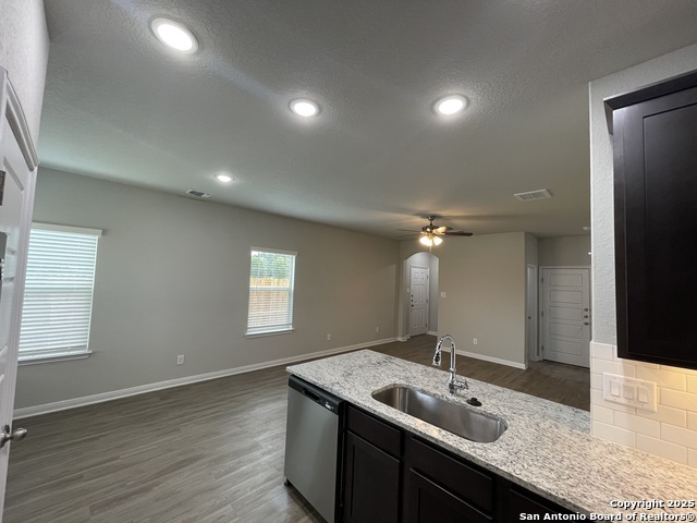 Listing photo id 4 for 405 Emma  