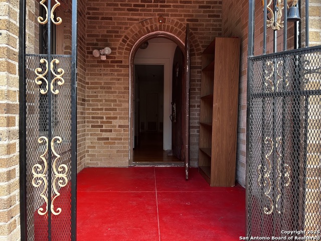 Image 4 of 56 For 411 Gramercy W