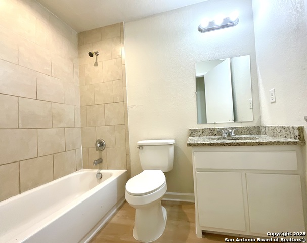 Listing photo id 17 for 1611 Navidad St N 201