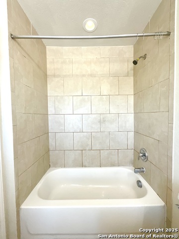 Listing photo id 23 for 1611 Navidad St N 201