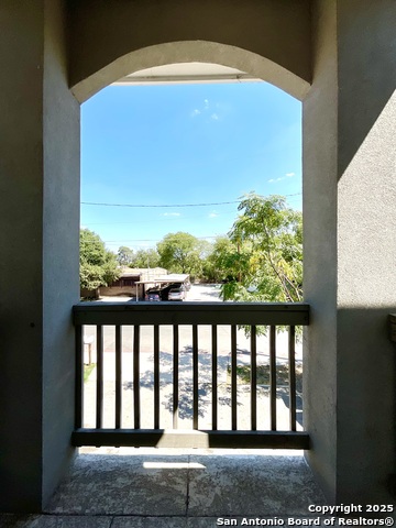 Listing photo id 24 for 1611 Navidad St N 201