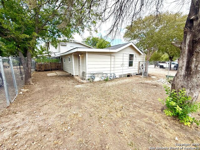 Listing photo id 13 for 602 Lovett 1