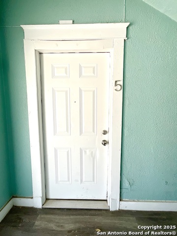 Image 3 of 26 For 1409 Woodlawn Avenue W 5