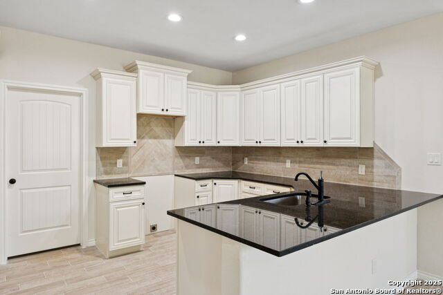 Listing photo id 16 for 319 Club View E