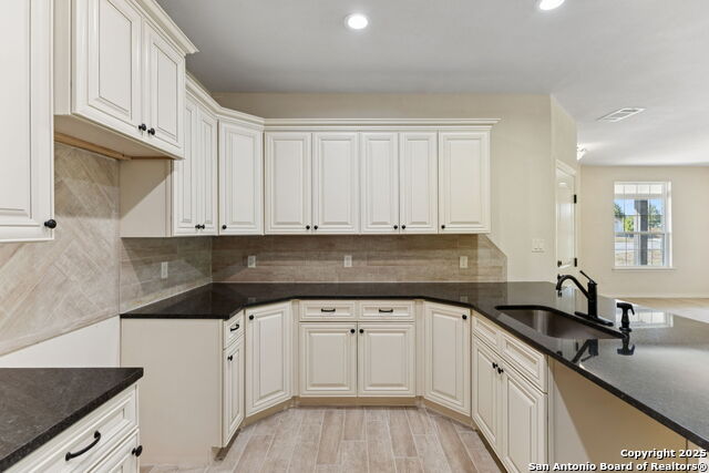 Listing photo id 22 for 319 Club View E