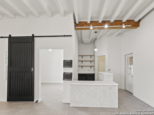 Listing photo id 10 for 512 Hondo E