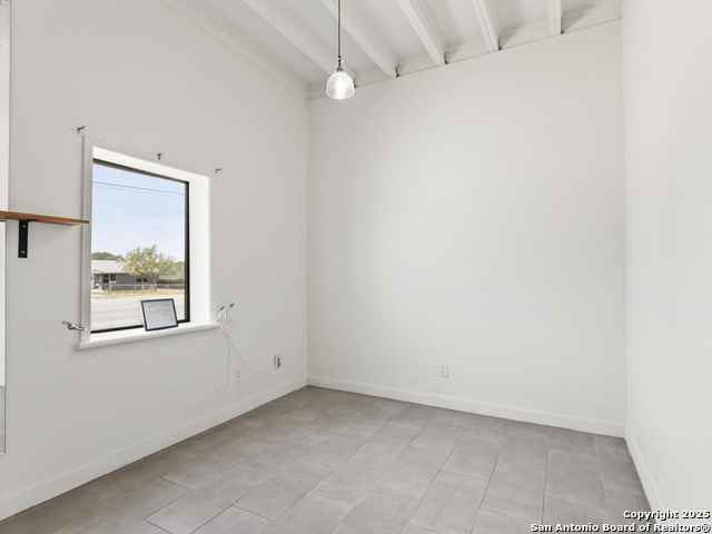 Listing photo id 11 for 512 Hondo E