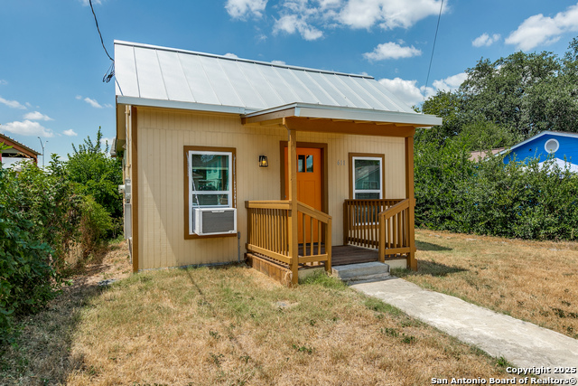 Listing photo id 0 for 611 Rochambeau