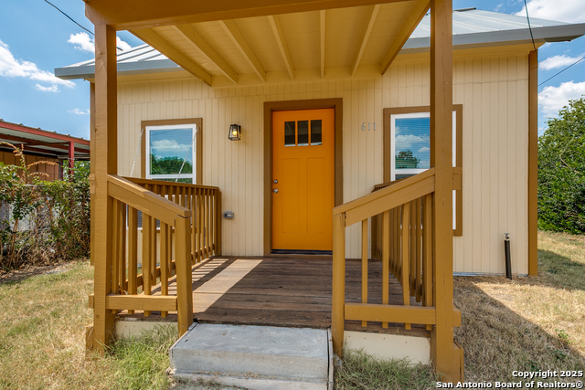 Listing photo id 2 for 611 Rochambeau