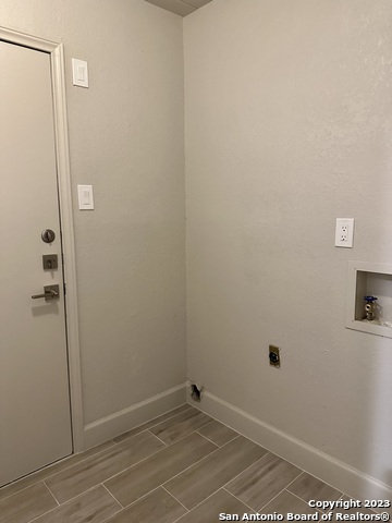 Listing photo id 11 for 8158 Raritan St