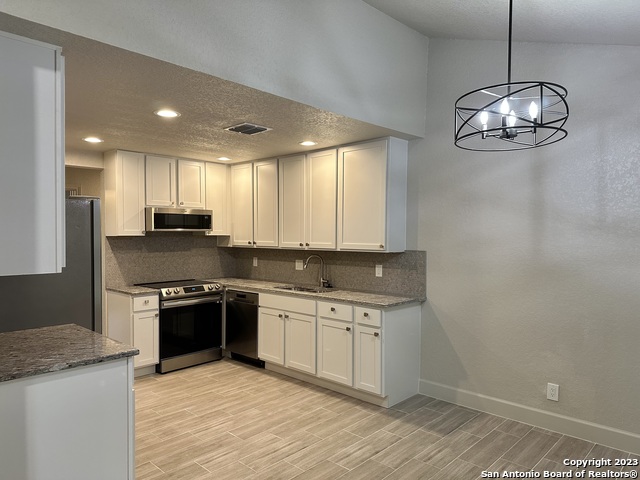 Listing photo id 3 for 8158 Raritan St