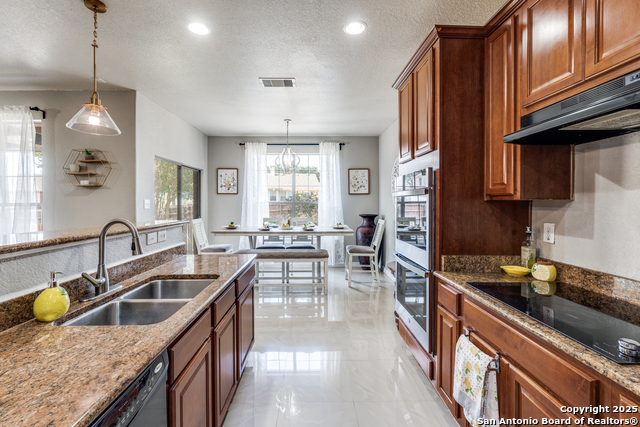 Listing photo id 9 for 209 Springtree Pkwy