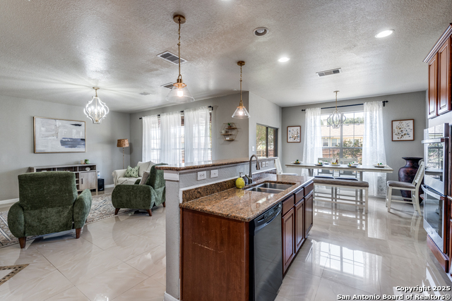 Listing photo id 10 for 209 Springtree Pkwy