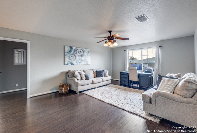 Listing photo id 19 for 209 Springtree Pkwy