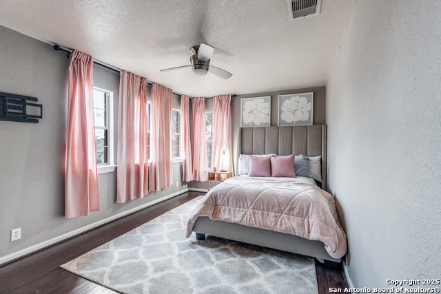 Listing photo id 20 for 209 Springtree Pkwy