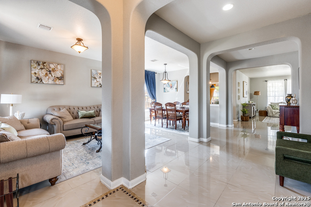 Listing photo id 1 for 209 Springtree Pkwy