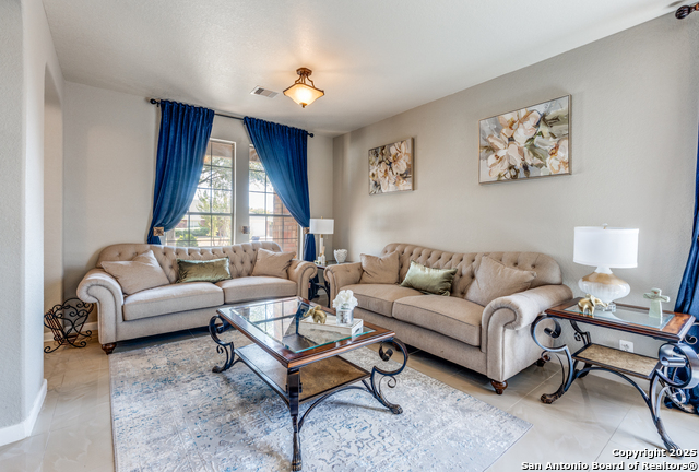 Listing photo id 2 for 209 Springtree Pkwy