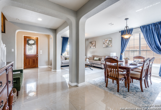 Listing photo id 4 for 209 Springtree Pkwy