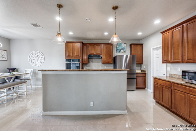 Listing photo id 7 for 209 Springtree Pkwy