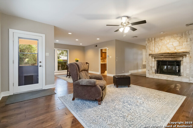 Listing photo id 9 for 327 Twisted Wood