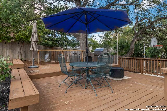 Listing photo id 39 for 327 Twisted Wood